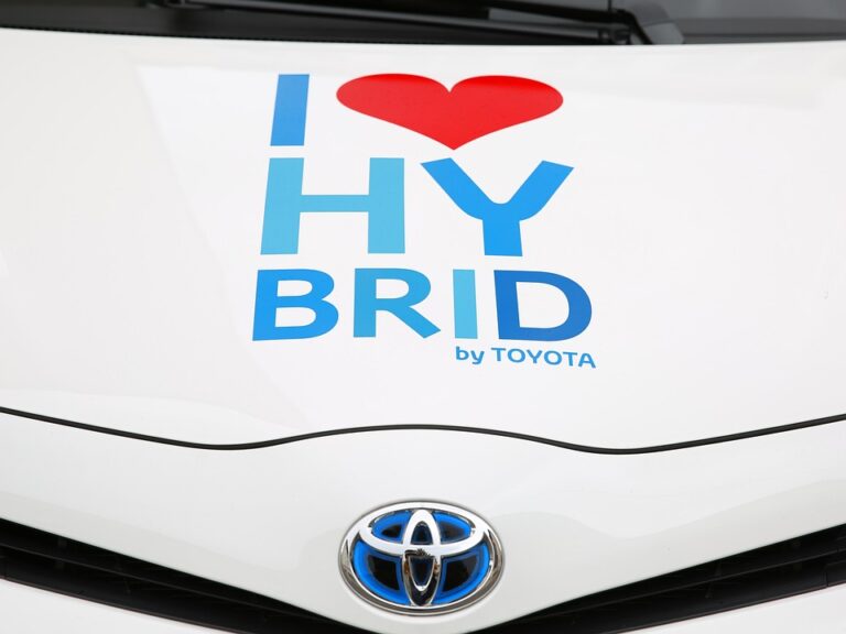 Hybrid vs. Electric: Which Green Vehicle is Right for You?