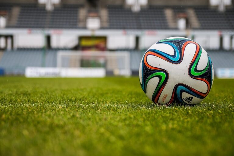 Sports Simulation Games: Balancing Realism and Fun in Gameplay