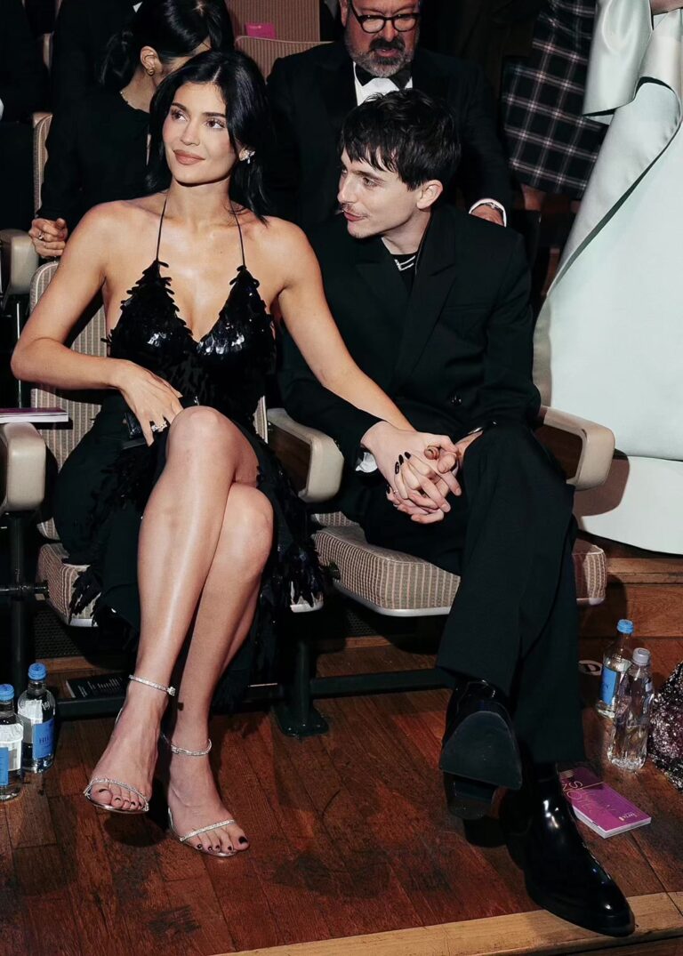 @papibrum The matching rings! Timothée Chalamet and Kylie Jenner at the 78th Bri…